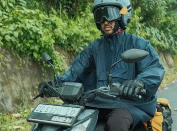 Jas Hujan Jadi Perlengkapan Wajib Pengendara Motor